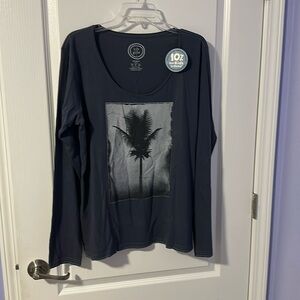 Great long sleeve, NWT, scoop necked women’s T-shirt.